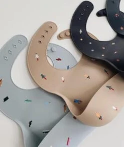 Mushie Siliconen Baby Slabbetje Met Opvangbakje | Retro Cars | BPA Ftalaatvrij| Afwasbaar -Goedkope Kleintje Kleding Winkel 1011x1200 1