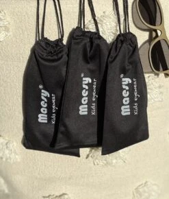 Maesy - Baby Zonnebril Bowi - 1-3 Jaar - Dreumes En Peuter - Flexibel Buigbaar - Verstelbaar Elastiek - Gepolariseerde UV400 Bescherming - Unisex Babyzonnebril Rond - Licht Blauw -Goedkope Kleintje Kleding Winkel 1023x1200 2