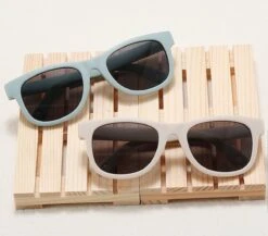 Maesy - Baby Zonnebril Indi - 0-2 Jaar - Flexibel Buigbaar - Verstelbaar Elastiek - Gepolariseerde UV400 Bescherming - Jongens En Meisjes - Babyzonnebril Vierkant - Taupe Bruin -Goedkope Kleintje Kleding Winkel 1200x1052