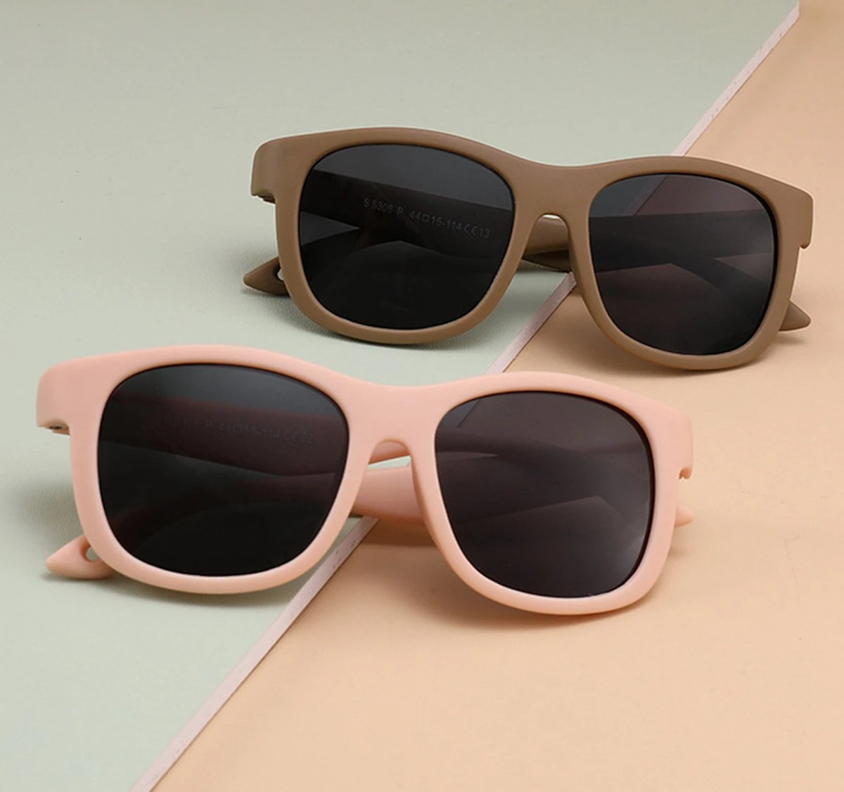 Maesy - Baby Zonnebril Luca - 1-3 Jaar - Dreumes En Peuter - Flexibel Buigbaar - Verstelbaar Elastiek - Gepolariseerde UV400 Bescherming - Unisex Babyzonnebril Vierkant - Taupe Bruin 9 Maesy - Baby Zonnebril Luca - 1-3 Jaar - Dreumes En Peuter - Flexibel Buigbaar - Verstelbaar Elastiek - Gepolariseerde UV400 Bescherming - Unisex Babyzonnebril Vierkant - Taupe Bruin - Afbeelding 9