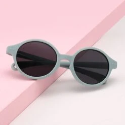 Maesy - Baby Zonnebril Noah - 0-2 Jaar - Flexibel Buigbaar - Verstelbaar Elastiek - Gepolariseerde UV400 Bescherming - Jongens En Meisjes - Babyzonnebril Ovaal - Licht Blauw 17 Maesy - Baby Zonnebril Noah - 0-2 Jaar - Flexibel Buigbaar - Verstelbaar Elastiek - Gepolariseerde UV400 Bescherming - Jongens En Meisjes - Babyzonnebril Ovaal - Licht Blauw -Goedkope Kleintje Kleding Winkel 1200x1195 3