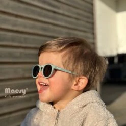 Maesy - Baby Zonnebril Bowi - 1-3 Jaar - Dreumes En Peuter - Flexibel Buigbaar - Verstelbaar Elastiek - Gepolariseerde UV400 Bescherming - Unisex Babyzonnebril Rond - Licht Blauw -Goedkope Kleintje Kleding Winkel 1200x1200 20