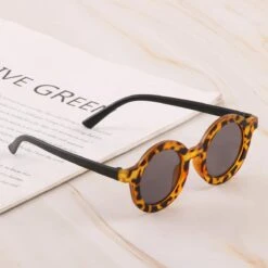 Maesy - Kinderzonnebril Vinny - Zonnebril Voor Kinderen - Peuters - Jongens En Meisjes - UV400 Bescherming - Hippe Retro Bril Rond - Baby Panterprint -Goedkope Kleintje Kleding Winkel 1200x1200 228