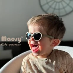 Maesy - Baby Zonnebril Maes - 0-2 Jaar - Flexibel Buigbaar - Verstelbaar Elastiek - Gepolariseerde UV400 Bescherming - Jongens En Meisjes - Hartvormige Babyzonnebril - Beige Ecru -Goedkope Kleintje Kleding Winkel 1200x1200 230
