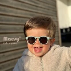 Maesy - Baby Zonnebril Bowi - 1-3 Jaar - Dreumes En Peuter - Flexibel Buigbaar - Verstelbaar Elastiek - Gepolariseerde UV400 Bescherming - Unisex Babyzonnebril Rond - Taupe Bruin -Goedkope Kleintje Kleding Winkel 1200x1200 240