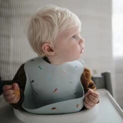 Mushie Siliconen Baby Slabbetje Met Opvangbakje | Rocket | BPA Ftalaatvrij| Afwasbaar -Goedkope Kleintje Kleding Winkel 1200x1200 336