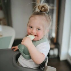 Mushie Siliconen Baby Slabbetje Met Opvangbakje | Rocket | BPA Ftalaatvrij| Afwasbaar -Goedkope Kleintje Kleding Winkel 1200x1200 339