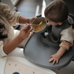 Mushie Siliconen Baby Slabbetje Met Opvangbakje | Rocket | BPA Ftalaatvrij| Afwasbaar -Goedkope Kleintje Kleding Winkel 1200x1200 340