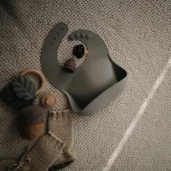 Mushie Siliconen Baby Slabbetje Met Opvangbakje | Shifting Sand | BPA Ftalaatvrij| Afwasbaar 26 Mushie Siliconen Baby Slabbetje Met Opvangbakje | Shifting Sand | BPA Ftalaatvrij| Afwasbaar -Goedkope Kleintje Kleding Winkel 1200x1200 395