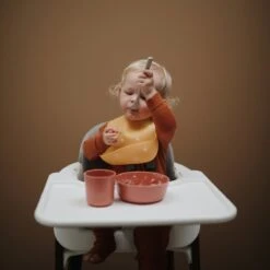 Mushie Siliconen Baby Slabbetje Met Opvangbakje | Shifting Sand | BPA Ftalaatvrij| Afwasbaar 28 Mushie Siliconen Baby Slabbetje Met Opvangbakje | Shifting Sand | BPA Ftalaatvrij| Afwasbaar -Goedkope Kleintje Kleding Winkel 1200x1200 396