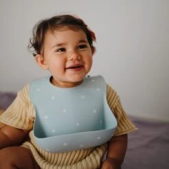 Mushie Siliconen Baby Slabbetje Met Opvangbakje | Shifting Sand | BPA Ftalaatvrij| Afwasbaar 33 Mushie Siliconen Baby Slabbetje Met Opvangbakje | Shifting Sand | BPA Ftalaatvrij| Afwasbaar -Goedkope Kleintje Kleding Winkel 1200x1200 399