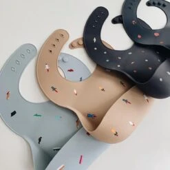 Mushie Siliconen Baby Slabbetje Met Opvangbakje | Retro Cars | BPA Ftalaatvrij| Afwasbaar -Goedkope Kleintje Kleding Winkel 1200x1200 419