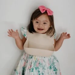 Mushie Siliconen Baby Slabbetje Met Opvangbakje | Retro Cars | BPA Ftalaatvrij| Afwasbaar -Goedkope Kleintje Kleding Winkel 1200x1200 424