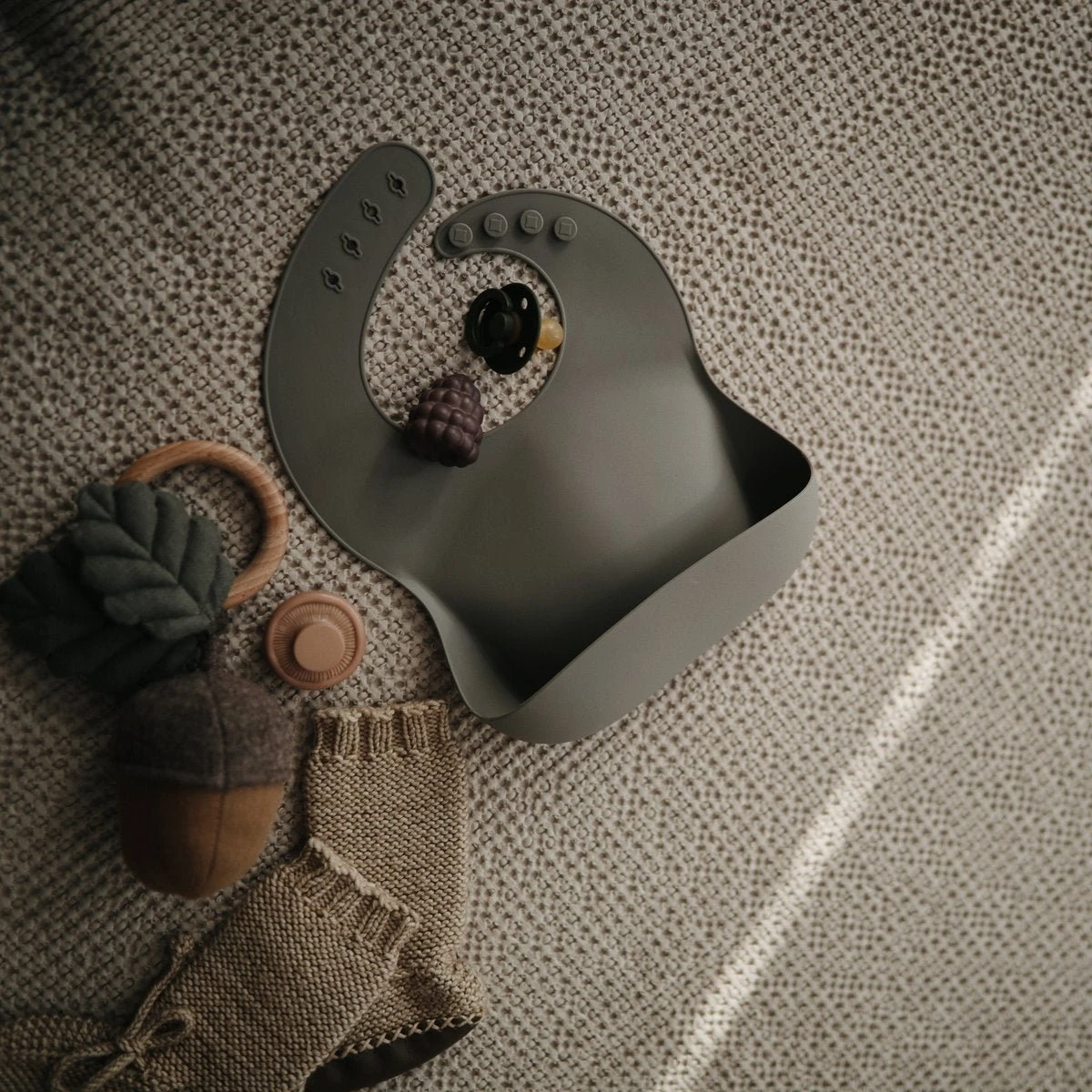 Mushie Siliconen Baby Slabbetje Met Opvangbakje | Safari Tan | BPA Ftalaatvrij| Afwasbaar 6 Mushie Siliconen Baby Slabbetje Met Opvangbakje | Safari Tan | BPA Ftalaatvrij| Afwasbaar - Afbeelding 6