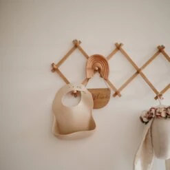 Mushie Siliconen Baby Slabbetje Met Opvangbakje | Safari Tan | BPA Ftalaatvrij| Afwasbaar 35 Mushie Siliconen Baby Slabbetje Met Opvangbakje | Safari Tan | BPA Ftalaatvrij| Afwasbaar -Goedkope Kleintje Kleding Winkel 1200x1200 460