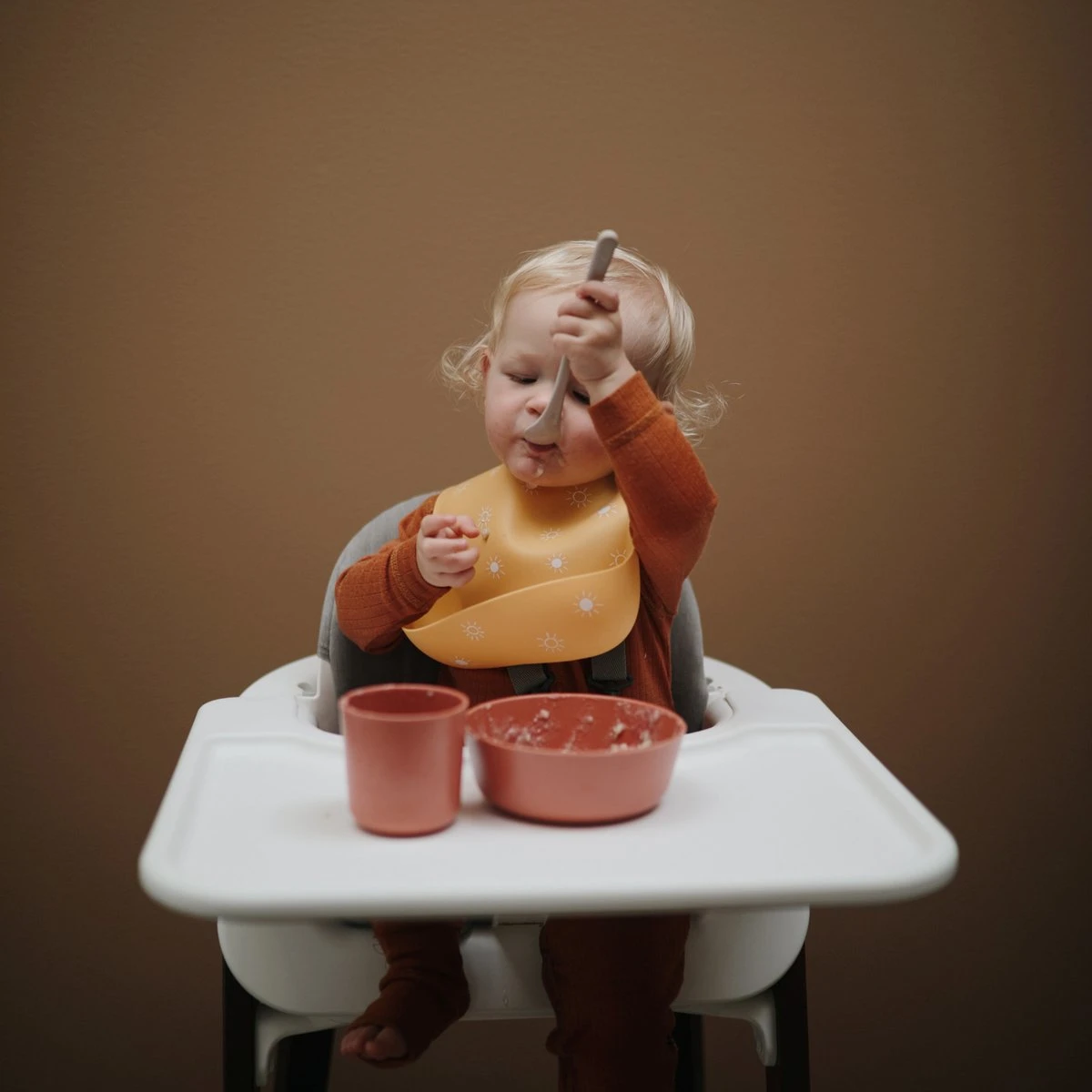 Mushie Siliconen Baby Slabbetje Met Opvangbakje | Safari Tan | BPA Ftalaatvrij| Afwasbaar 18 Mushie Siliconen Baby Slabbetje Met Opvangbakje | Safari Tan | BPA Ftalaatvrij| Afwasbaar - Afbeelding 18