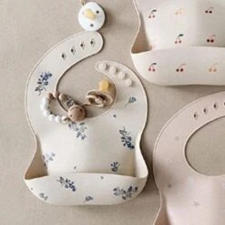 Mushie Siliconen Baby Slabbetje Met Opvangbakje | Lilac Flowers | BPA Ftalaatvrij| Afwasbaar -Goedkope Kleintje Kleding Winkel 1200x1200 476