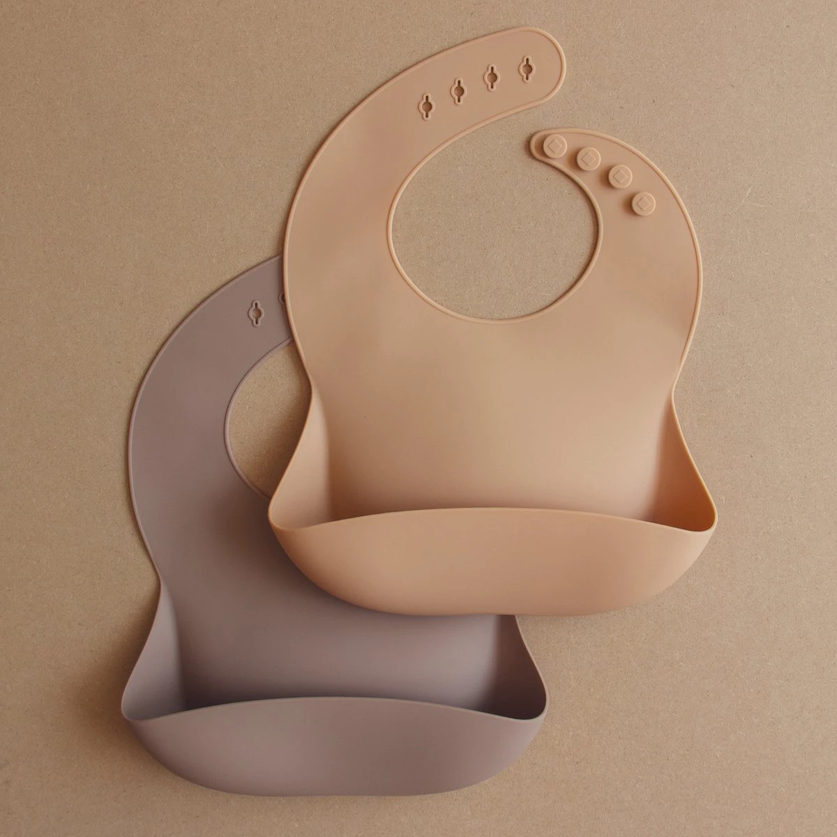 Kids Cultures | Siliconen Baby Slabbetjes Met Opvangbakje | Slabber Voor Baby En Peuter | Set 2 Stuks | Taupe En Beige 2 Kids Cultures | Siliconen Baby Slabbetjes Met Opvangbakje | Slabber Voor Baby En Peuter | Set 2 Stuks | Taupe En Beige - Afbeelding 2