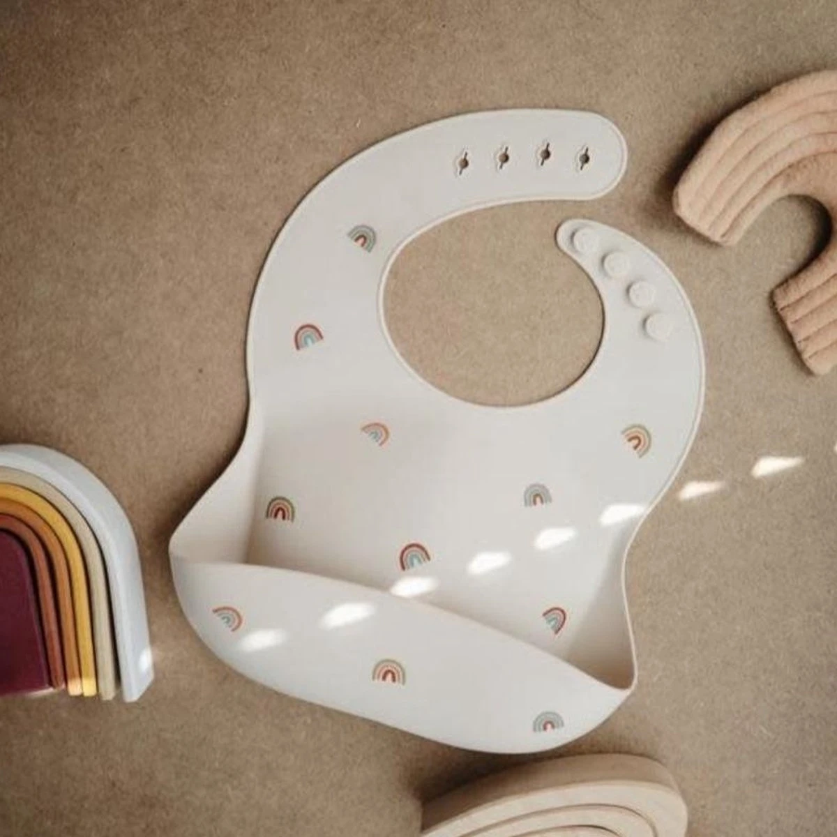 Mushie | Siliconen Slab Met Opvangbakje | Rainbow | Regenboog | Baby | Eten & Drinken 1 Mushie | Siliconen Slab Met Opvangbakje | Rainbow | Regenboog | Baby | Eten & Drinken