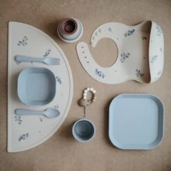 Mushie Siliconen Baby Slabbetje Met Opvangbakje |Cambridge Blue | BPA Ftalaatvrij| Afwasbaar -Goedkope Kleintje Kleding Winkel 1200x1200 538