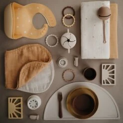 Mushie Siliconen Baby Slabbetje Met Opvangbakje |Cambridge Blue | BPA Ftalaatvrij| Afwasbaar -Goedkope Kleintje Kleding Winkel 1200x1200 539