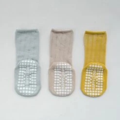 Merkloos Baby Sokken - Set 3 Paar - 6-12 Maanden - Antislip Sokken Baby - Babysokken - Baby Sokjes - Unisex - Kaki/Lichtgrijs/Geel