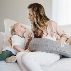 Ergobaby Borstvoedingskussen - Grey - Natural Curve - Zakt Niet In -Goedkope Kleintje Kleding Winkel 1200x1200 592