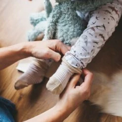 KipKep Babysokjes Zand: Bio Blijf-Sokjes - Maat 6-12 Maanden - Camel & Sand -Goedkope Kleintje Kleding Winkel 1200x1200 78