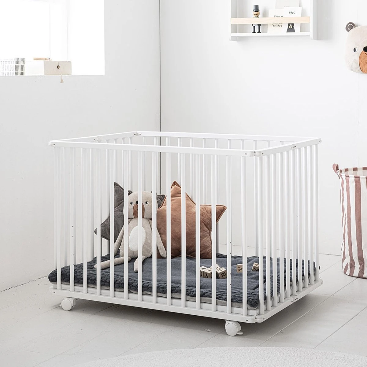 Petite Amélie ® Baby Box Inklapbaar - Box Opvouwbaar In één Handomdraai - Babybox Is Makkelijk Te Verplaatsen Via Wieltjes (met Blokkade) - Bodem Instelbaar In 3 Hoogtes - Wit - H.72 X L.100 X H.72 Cm 1 Petite Amélie ® Baby Box Inklapbaar - Box Opvouwbaar In één Handomdraai - Babybox Is Makkelijk Te Verplaatsen Via Wieltjes (met Blokkade) - Bodem Instelbaar In 3 Hoogtes - Wit - H.72 X L.100 X H.72 Cm