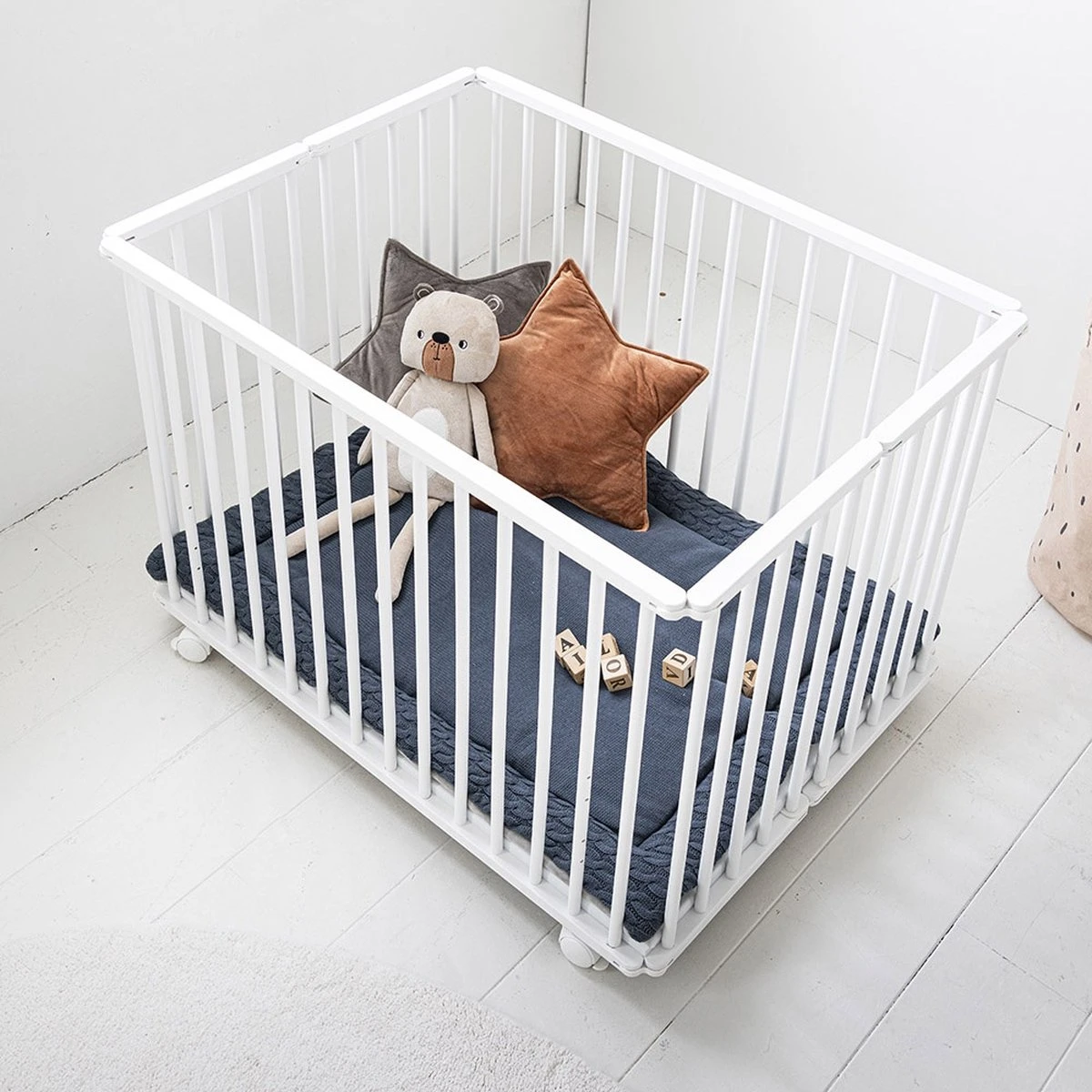 Petite Amélie ® Baby Box Inklapbaar - Box Opvouwbaar In één Handomdraai - Babybox Is Makkelijk Te Verplaatsen Via Wieltjes (met Blokkade) - Bodem Instelbaar In 3 Hoogtes - Wit - H.72 X L.100 X H.72 Cm 3 Petite Amélie ® Baby Box Inklapbaar - Box Opvouwbaar In één Handomdraai - Babybox Is Makkelijk Te Verplaatsen Via Wieltjes (met Blokkade) - Bodem Instelbaar In 3 Hoogtes - Wit - H.72 X L.100 X H.72 Cm - Afbeelding 3