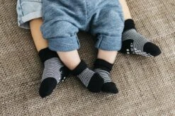 KipKep Babysokjes Zwart: Blijf-Sokjes - Maat 6-12 Mnd - Zwart-wit Gestreept - 2 Paar -Goedkope Kleintje Kleding Winkel 1200x799 18
