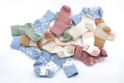 KipKep Babysokjes Zand: Bio Blijf-Sokjes - Maat 6-12 Maanden - Camel & Sand -Goedkope Kleintje Kleding Winkel 1200x808