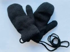 Merkloos Fijngebreide Winter Wantjes Met Koord Zwart Met Voering (3-8 Jaar) - Meisjes Jongens Wanten -Goedkope Kleintje Kleding Winkel 1200x900 3