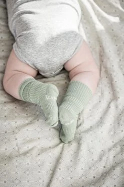 KipKep Babysokjes Groen: Bio Blijf-Sokjes - Maat 0-6 Mnd - Calming Green - 2 Paar -Goedkope Kleintje Kleding Winkel 801x1200 7