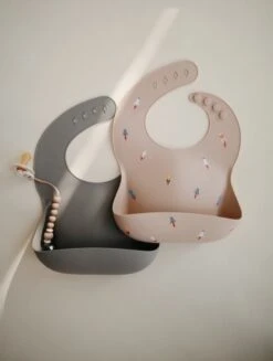Mushie Siliconen Baby Slabbetje Met Opvangbakje | Rocket | BPA Ftalaatvrij| Afwasbaar -Goedkope Kleintje Kleding Winkel 907x1200 1