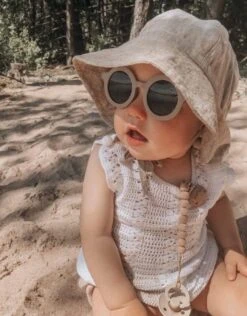 Maesy - Kinderzonnebril Vinny - Zonnebril Voor Kinderen - Peuters - Jongens En Meisjes - UV400 Bescherming - Hippe Retro Bril Rond - Baby Terracotta Brique -Goedkope Kleintje Kleding Winkel 937x1200 1